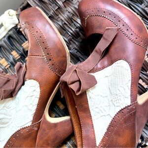 Women’s shoes in cognac with beige lace